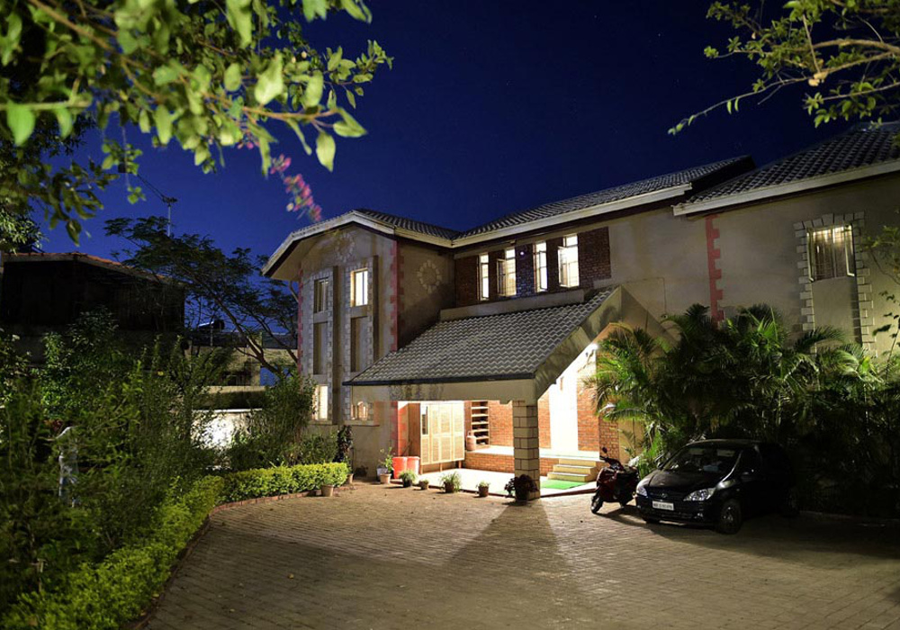 Dala Rooster bungalow in Panchgani at night