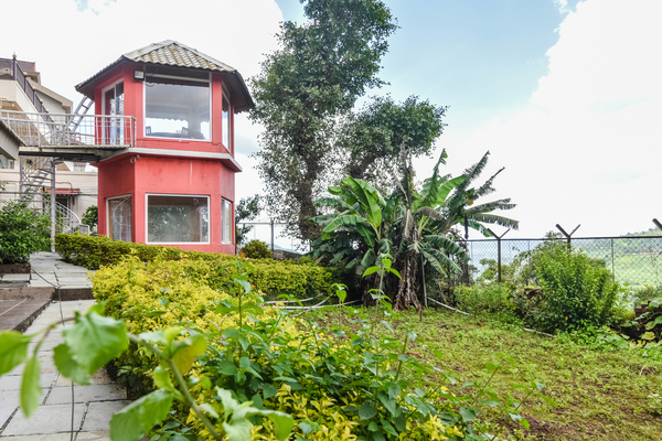 Dala Rooster gazebo with a valley view